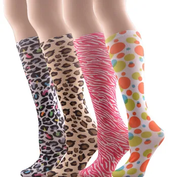 Женские носки с леопардовым принтом, вертикальные носки в радужную полоску и женские носки-трубочки длиной до колен