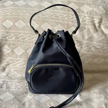 В подарок черная водонепроницаемая нейлоновая сумка на шнурке, сумочка